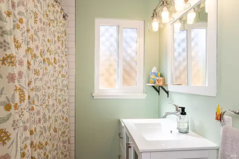 Bath - 1740 E St, Napa, CA 94559 photo 2 of 2
