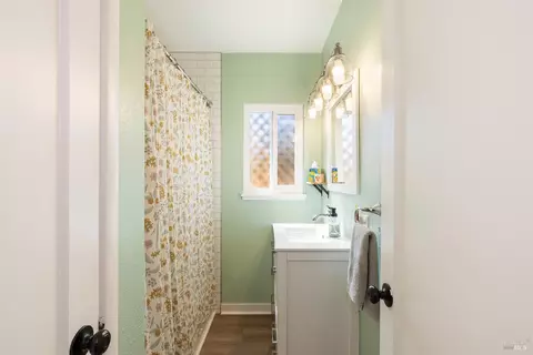 Bath - 1740 E St, Napa, CA 94559 photo 1 of 2