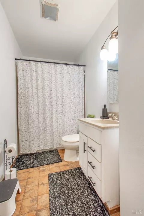 Bath - 343 Ladera Dr, Vallejo, CA 94591 photo 2 of 4