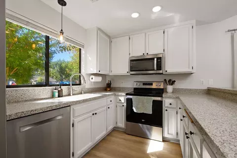 Kitchen - 260 Usher Dr, Windsor, CA 95492 photo 2 of 2