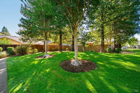 Exterior - 260 Usher Dr, Windsor, CA 95492 photo 7 of 9