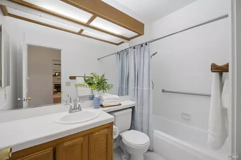 Bath - 802 Monaghan Cir, Vacaville, CA 95688 photo 5 of 5