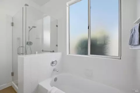 Bath - 802 Monaghan Cir, Vacaville, CA 95688 photo 2 of 5