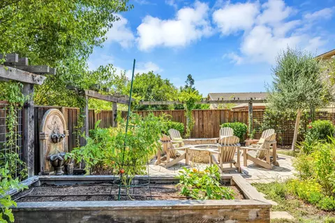 Exterior - 218 Saffron Ct, Napa, CA 94559 photo 12 of 15