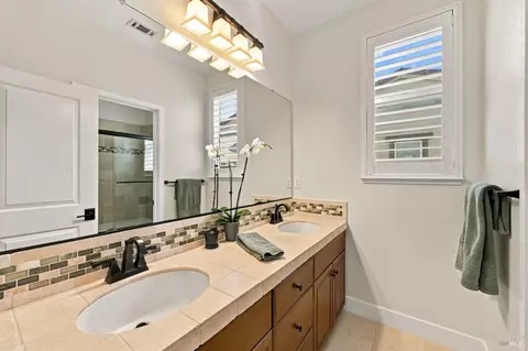 Bath - 218 Saffron Ct, Napa, CA 94559 photo 2 of 5