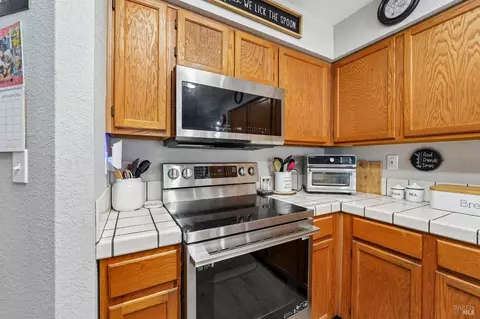 Kitchen - 1102 Charter Ln, Fairfield, CA 94533 photo 6 of 8