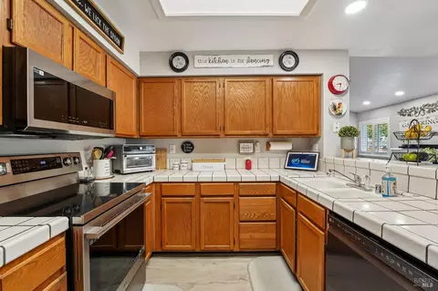Kitchen - 1102 Charter Ln, Fairfield, CA 94533 photo 3 of 8