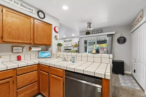 Kitchen - 1102 Charter Ln, Fairfield, CA 94533 photo 4 of 8