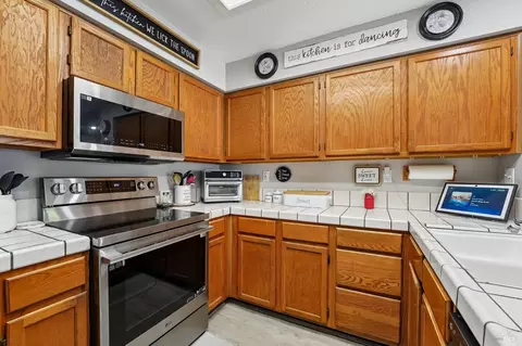Kitchen - 1102 Charter Ln, Fairfield, CA 94533 photo 5 of 8