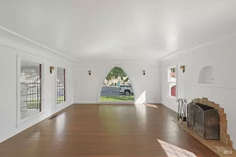 Living - 2001 Tennessee St, Vallejo, CA 94590 photo 4 of 5