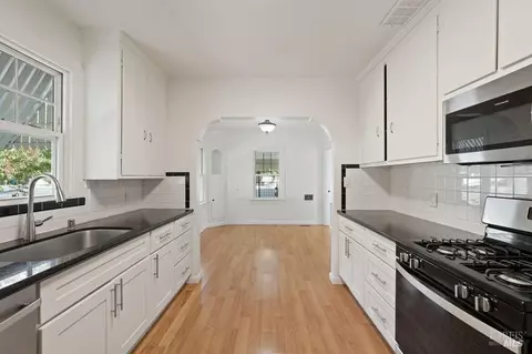 Kitchen - 2001 Tennessee St, Vallejo, CA 94590 photo 3 of 5