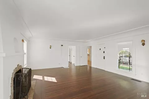 Living - 2001 Tennessee St, Vallejo, CA 94590 photo 3 of 5