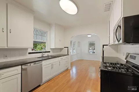 Kitchen - 2001 Tennessee St, Vallejo, CA 94590 photo 2 of 5