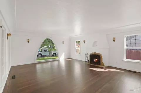 Living - 2001 Tennessee St, Vallejo, CA 94590 photo 5 of 5