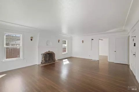 Living - 2001 Tennessee St, Vallejo, CA 94590 photo 2 of 5