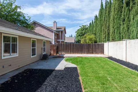 Exterior - 305 Victoria Dr, Dixon, CA 95620 photo 4 of 14