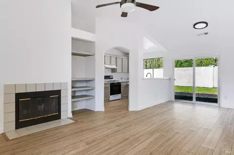Living - 305 Victoria Dr, Dixon, CA 95620 photo 7 of 10