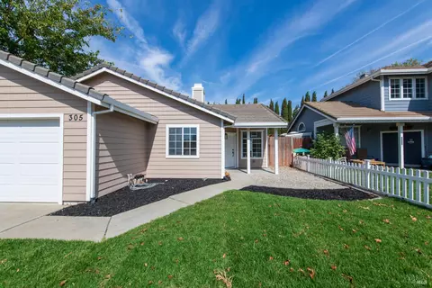 Exterior - 305 Victoria Dr, Dixon, CA 95620 photo 12 of 14