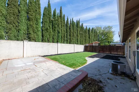 Exterior - 305 Victoria Dr, Dixon, CA 95620 photo 7 of 14