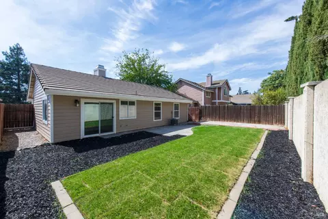Exterior - 305 Victoria Dr, Dixon, CA 95620 photo 5 of 14