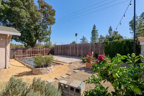 Exterior - 433 Dahlia St, Fairfield, CA 94533 photo 5 of 6