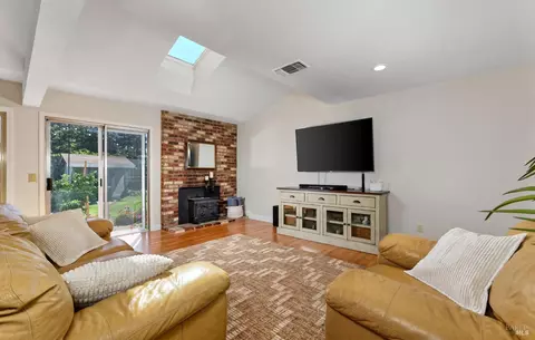 Living - 433 Dahlia St, Fairfield, CA 94533 photo 1 of 3