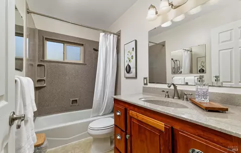 Bath - 433 Dahlia St, Fairfield, CA 94533 photo 1 of 2