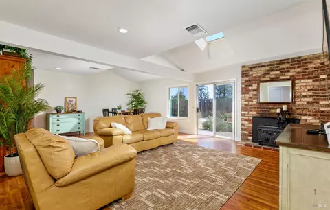 Living - 433 Dahlia St, Fairfield, CA 94533 photo 2 of 3