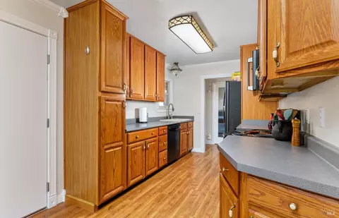 Kitchen - 433 Dahlia St, Fairfield, CA 94533 photo 2 of 2