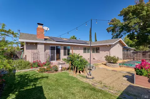 Exterior - 433 Dahlia St, Fairfield, CA 94533 photo 3 of 6
