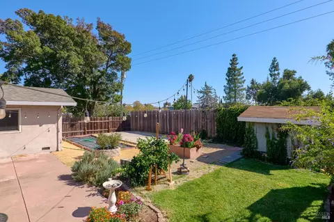 Exterior - 433 Dahlia St, Fairfield, CA 94533 photo 4 of 6