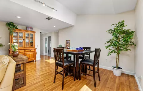 Dining - 433 Dahlia St, Fairfield, CA 94533 photo 1 of 2