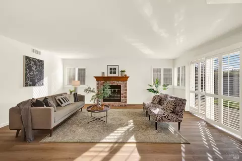 Living - 463 El Camino Dr, Fairfield, CA 94533 photo 7 of 10