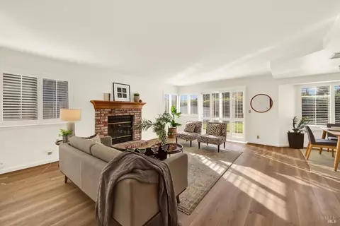 Living - 463 El Camino Dr, Fairfield, CA 94533 photo 8 of 10