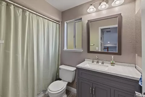 Bath - 1125 Willow Ln, Fairfield, CA 94533 photo 5 of 5