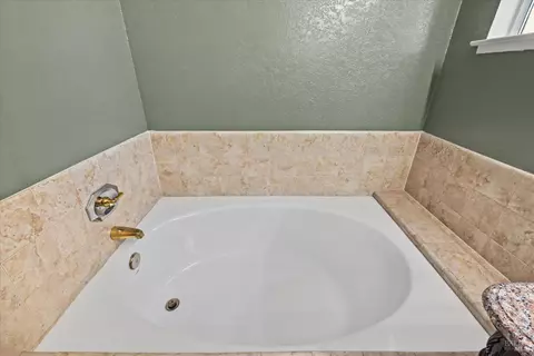 Bath - 1125 Willow Ln, Fairfield, CA 94533 photo 4 of 5