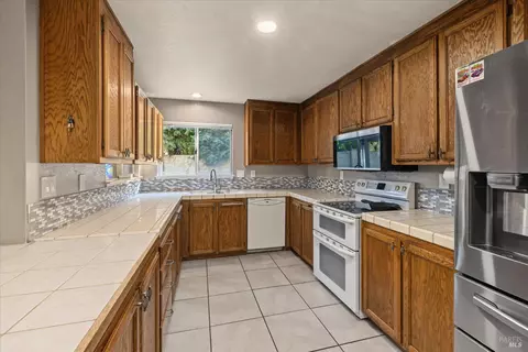 Kitchen - 1125 Willow Ln, Fairfield, CA 94533 photo 2 of 4
