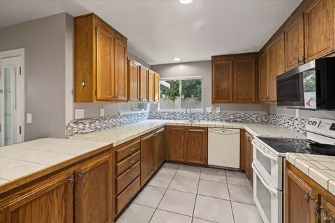 Kitchen - 1125 Willow Ln, Fairfield, CA 94533 photo 4 of 4