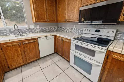 Kitchen - 1125 Willow Ln, Fairfield, CA 94533 photo 3 of 4