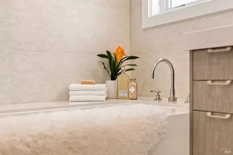 Bath - 142 Westgate Dr, Napa, CA 94558 photo 3 of 9