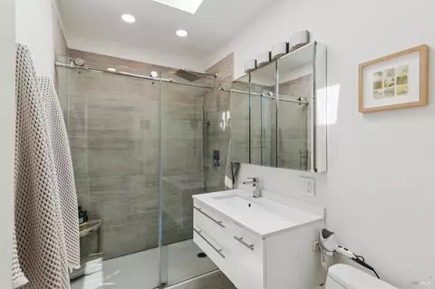 Bath - 134-132 Filbert Ave, Sausalito, CA 94965 photo 1 of 2
