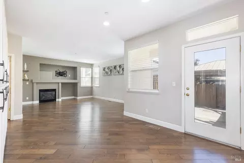 Living - 8119 Luisa Way, Windsor, CA 95492 photo 3 of 5
