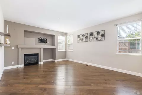 Living - 8119 Luisa Way, Windsor, CA 95492 photo 2 of 5