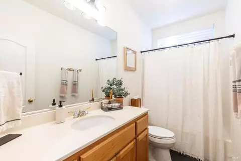 Bath - 9119 Saint James Pl, Windsor, CA 95492 photo 3 of 3