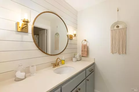 Bath - 9119 Saint James Pl, Windsor, CA 95492 photo 2 of 3