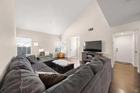 Living - 526 Regency Cir, Vacaville, CA 95687 photo 2 of 3