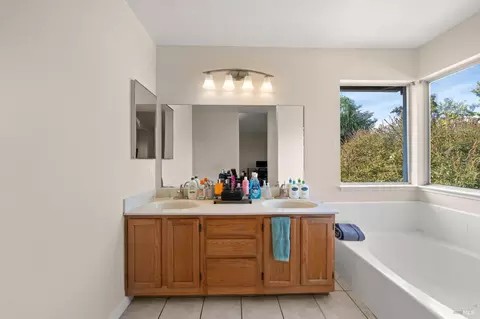 Bath - 526 Regency Cir, Vacaville, CA 95687 photo 6 of 8