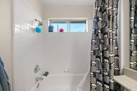 Bath - 526 Regency Cir, Vacaville, CA 95687 photo 4 of 8