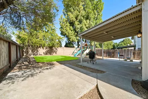 Exterior - 526 Regency Cir, Vacaville, CA 95687 photo 11 of 16