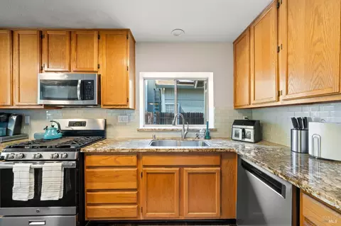 Kitchen - 526 Regency Cir, Vacaville, CA 95687 photo 4 of 4